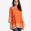 Printed A-line tunic in viscose fabric. Round neck and three-quarter sleeves. Embroidery at front.