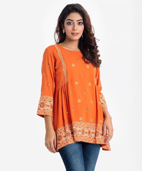 Printed A-line tunic in viscose fabric. Round neck and three-quarter sleeves. Embroidery at front.