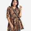 Teen girl's frock-style tunic in printed georgette fabric. Puff sleeves, retro wrap collar with frill trims. Karchupi and gathered at the front. A belt.