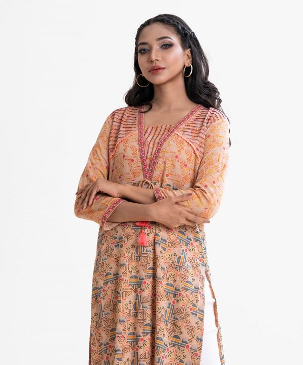 Women's printed straight kameez in viscose fabric. High neck, full sleeves. Karchupi at the front and sleeves.