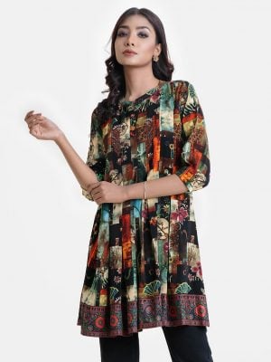 Women's A-line printed tunic in georgette fabric. Stand collar, three-quarter sleeves. Box pleated waistline, patch attached at hemline.