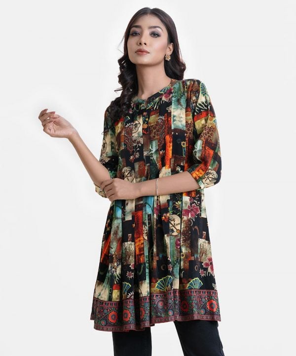 Women's A-line printed tunic in georgette fabric. Stand collar, three-quarter sleeves. Box pleated waistline, patch attached at hemline.