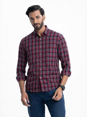 Men's check casual shirt in blended cotton fabric. Classic collar, full sleeves.