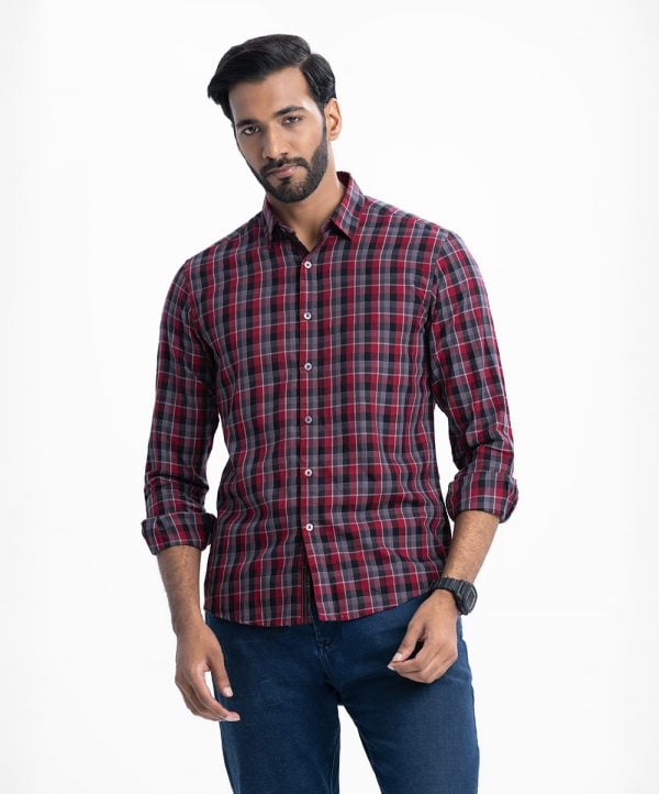 Men's check casual shirt in blended cotton fabric. Classic collar, full sleeves.