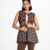 Women's printed sleeveless koti in viscose fabric. U neck with front buttons fasting. Embroidery at the front.