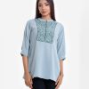 Women's A-line tunic in design georgette fabric. Band collar, three-quarter sleeves. Floral print and embroidery at the front.