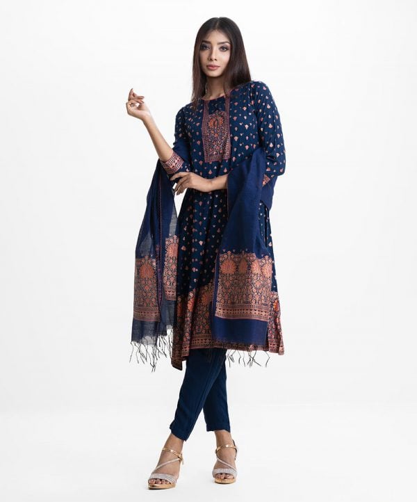 Women's printed straight kameez in viscose fabric. Round neck, full Sleeve. Karchupi at the front. Half-silk dupatta with crepe palazzo pant.