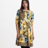 Women's A-line tunic in printed georgette fabric. Band collar with placket, three-quarter sleeves. Patchwork at the front and tassel tie at the waistline.