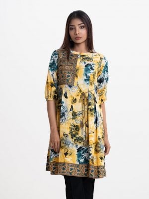 Women's A-line tunic in printed georgette fabric. Band collar with placket, three-quarter sleeves. Patchwork at the front and tassel tie at the waistline.