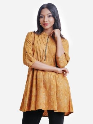 Girls printed A-line tunic in viscose fabric. Mandarin collar, roll-up sleeves. Zipper at the front.