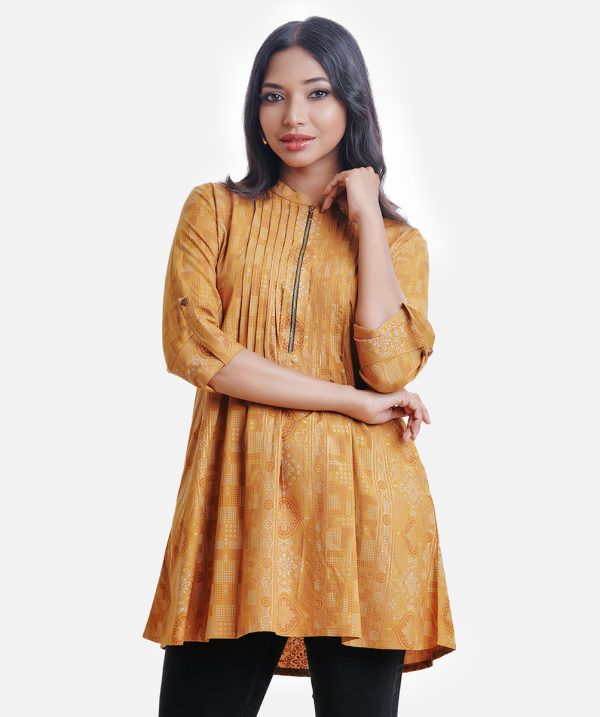 Girls printed A-line tunic in viscose fabric. Mandarin collar, roll-up sleeves. Zipper at the front.