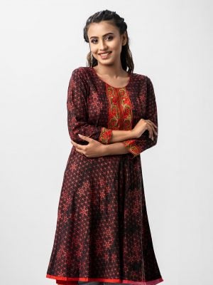 Women's printed A-line tunic in viscose fabric. Embroidery at front and three quarter sleeves hem.