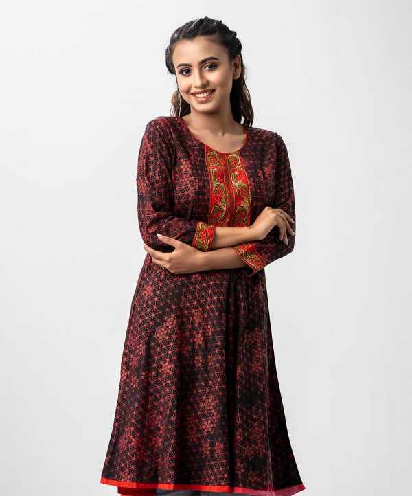 Women's printed A-line tunic in viscose fabric. Embroidery at front and three quarter sleeves hem.