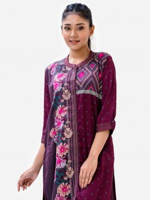 Printed straight kameez in crepe fabric. Band neck, roll up sleeves, high-low hem and embroidery at front.