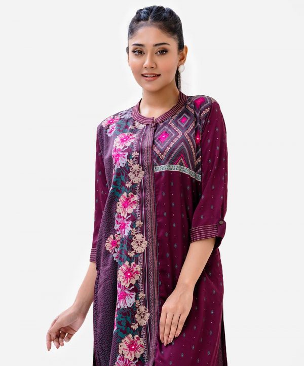 Printed straight kameez in crepe fabric. Band neck, roll up sleeves, high-low hem and embroidery at front.