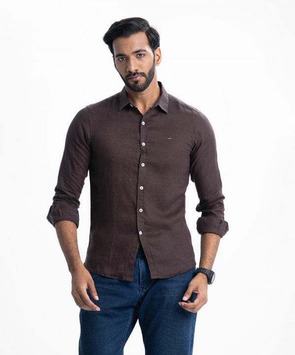 Men's casual shirt in ramie cotton fabric. Classic collar and full-sleeve with adjustable buttons cuff.