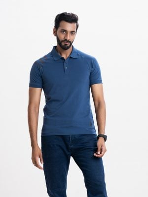 Men's polo shirt in stretched cotton knit fabric. Classic collar, short sleeves and a straight-cut hem.