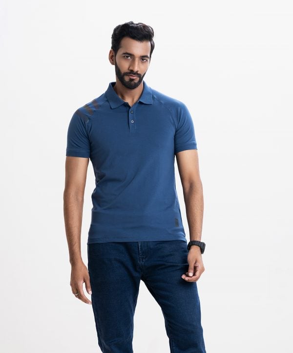 Men's polo shirt in stretched cotton knit fabric. Classic collar, short sleeves and a straight-cut hem.