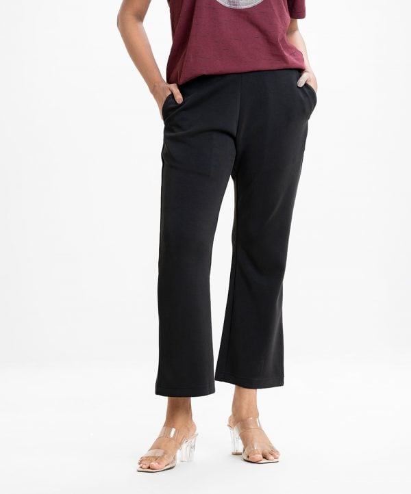 Women's formal pants in stretched Interlock fabric. Front zippers fly and two side pockets.