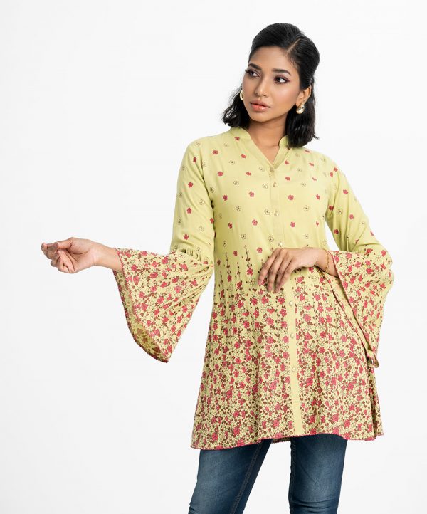 Women's floral printed shirt-style tunic in viscose fabric. Mandarin collar with V cut buttons placket, full bell sleeves.