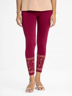 Women's leggings in stretchable cotton knit fabric. Concealed elasticated waistline and floral print at hemline.