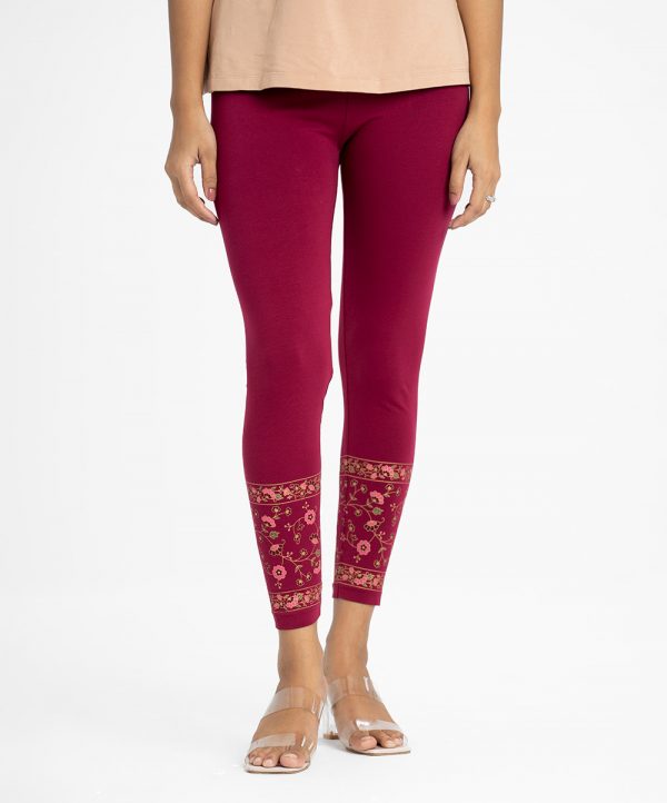 Women's leggings in stretchable cotton knit fabric. Concealed elasticated waistline and floral print at hemline.