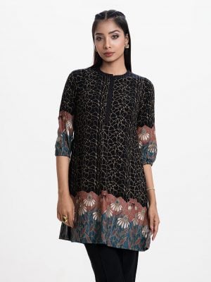 Women's printed A-line tunic in viscose fabric. Band collar with placket, three-quarter sleeves. Embroidery at sleeves and front.