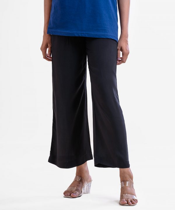 Women's palazzo in viscose fabric. Concealed elasticated waistline.