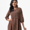 Women's A-line tunic in printed georgette fabric. Band collar, three quarter sleeves and pintuck at the front.