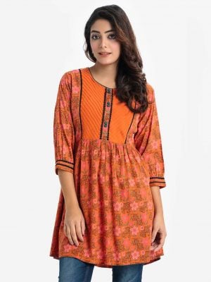 Women's printed A-line tunic in viscose fabric. Round neck, full sleeves. Lace and buttons at front.