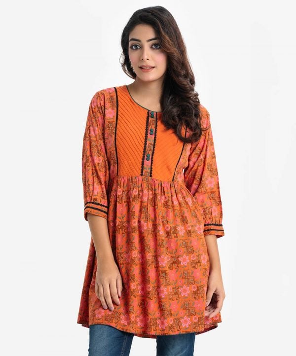 Women's printed A-line tunic in viscose fabric. Round neck, full sleeves. Lace and buttons at front.