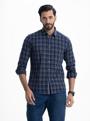 Men's check fitted shirt in cotton fabric. Classic collar, full sleeves with adjustable metal buttons at cuffs.