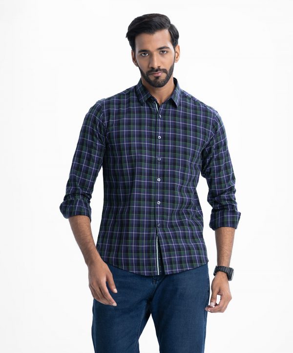 Men's check fitted shirt in cotton fabric. Classic collar, full sleeves with adjustable metal buttons at cuffs.