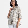All-over printed shirt style tunic in art silk fabric. Stand collar and three-quarter sleeves. Embroidery at the front.