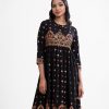 Printed frock style long tunic in viscose fabric. Mock neck, three quarter sleeves and karchupi at front.
