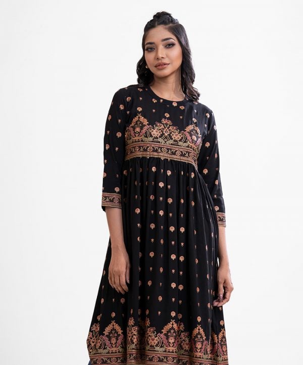 Printed frock style long tunic in viscose fabric. Mock neck, three quarter sleeves and karchupi at front.