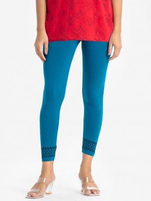 Women's leggings in stretchable cotton knit fabric. Concealed elasticated waistline and print at hemline.