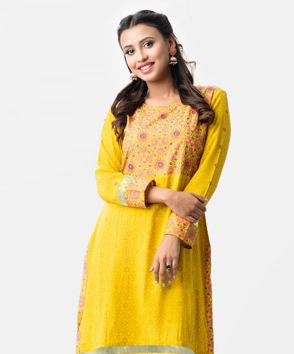 women's printed straight kameez in silk-viscose fabric. Round neck, full-sleeved. High low hem and karchupi at the front.