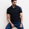 Men's polo shirt in stretched cotton knit fabric. Classic collar, short sleeves and a straight-cut hem.