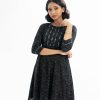 Woman's printed A-line tunic in viscose fabric. Three-quarter sleeves, round collar. Embroidery at the front with beads.