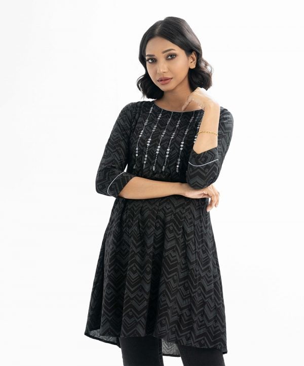 Woman's printed A-line tunic in viscose fabric. Three-quarter sleeves, round collar. Embroidery at the front with beads.