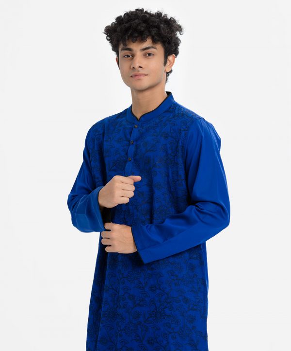Men's slim-fitted premium panjabi in cotton fabric. Mandarin collar, inseam pockets and embroidery at the front.