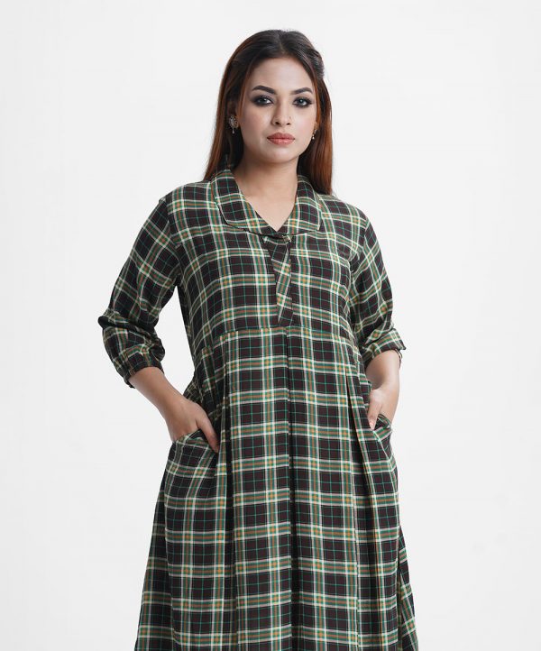 Women's frock style tunic in printed georgette fabric. Shirt collar, three-quarter sleeves. Pleated waistline and patchwork at hemline.