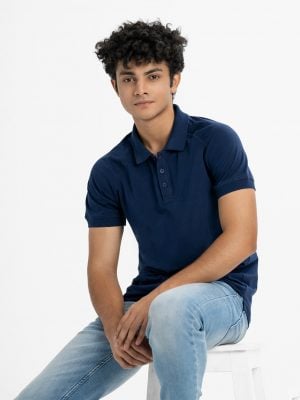 Men's polo shirt in cotton pique fabric. Classic collar, short sleeves and a straight-cut hem.