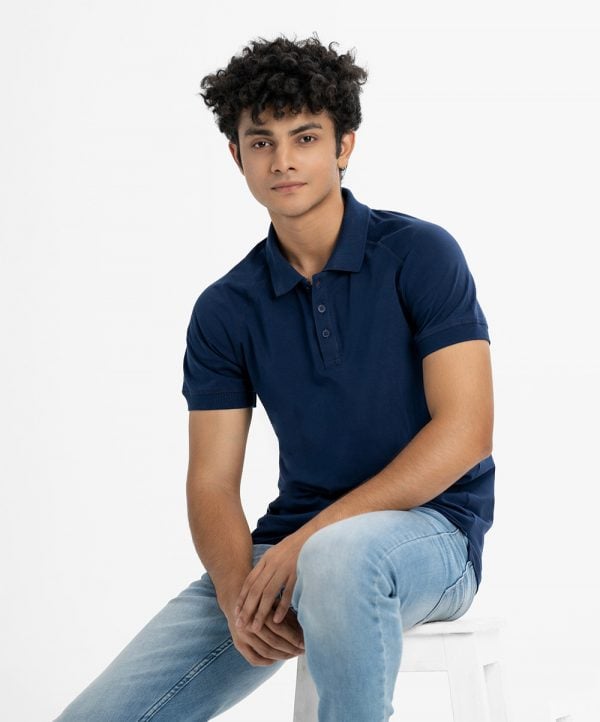 Men's polo shirt in cotton pique fabric. Classic collar, short sleeves and a straight-cut hem.