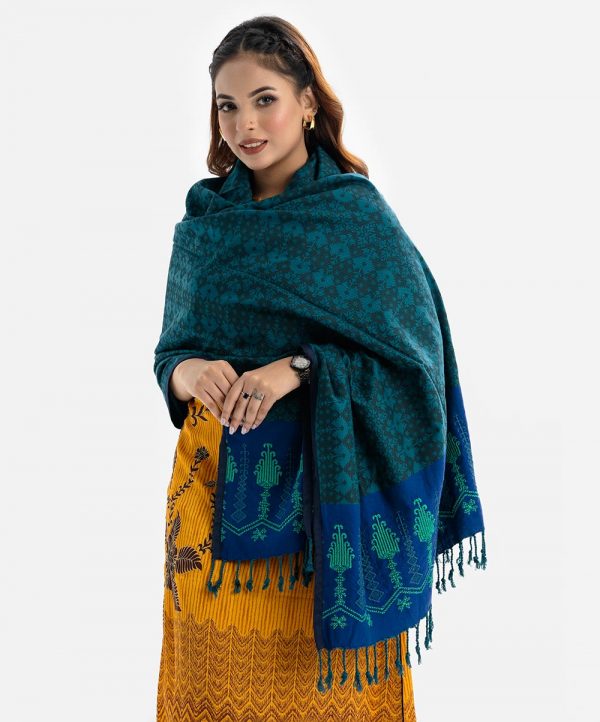 Women's shawl in viscose fabric. Comes with embroidery work and fringe trim at the border.