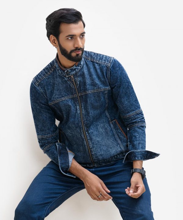Men's casual slim-fit denim jacket. Stand collar with a throat latch, full sleeves. Front zipper opening with two pockets.