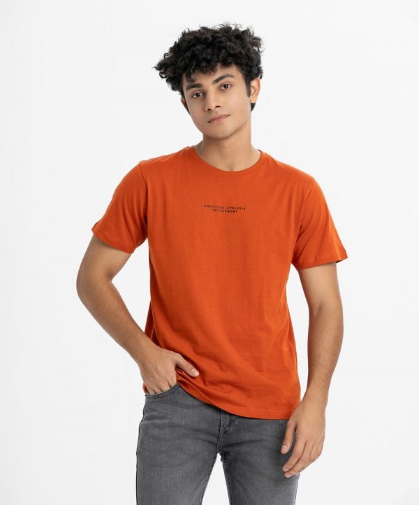 Men's short sleeve t-shirt in cotton single jersey fabric. Crew neck and typographic printed.
