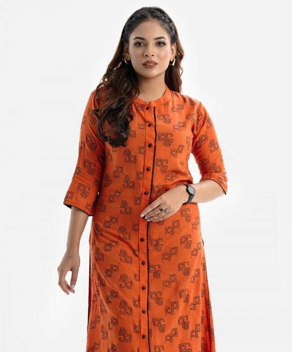 Women's shirt-style geometric square motifs kameez in viscose fabric. Stand collar and three-quarter sleeves. Front buttons with lace attached.