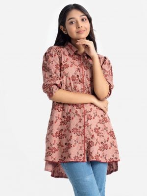 Teen A-line girl shirt in viscose fabric. Classic collar, bishop sleeved. Hight law hem.